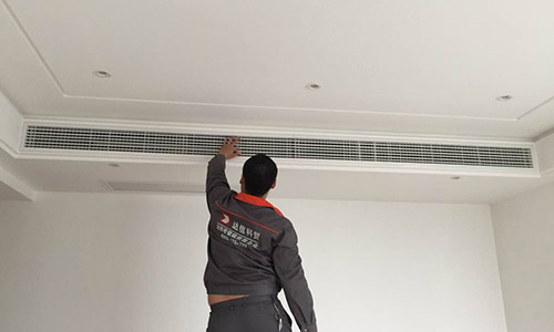 達(dá)信工程師正在安裝中央空調(diào)風(fēng)口