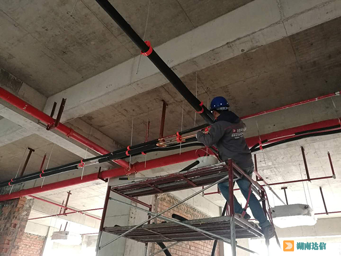 湖南達(dá)信技術(shù)員在健科電子安裝商用中央空調(diào)